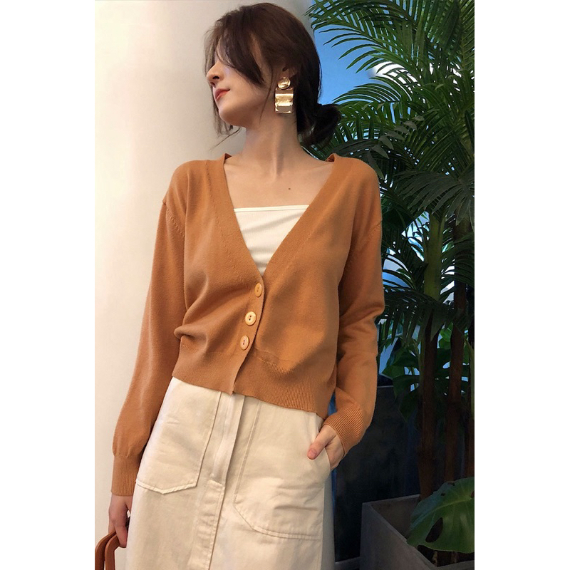 Áo khoác len cổ tim 3 nút lửng.