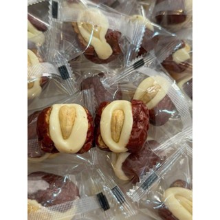 Táo đỏ kẹp sữa lạc đà hạt điều loại 1 (500g)