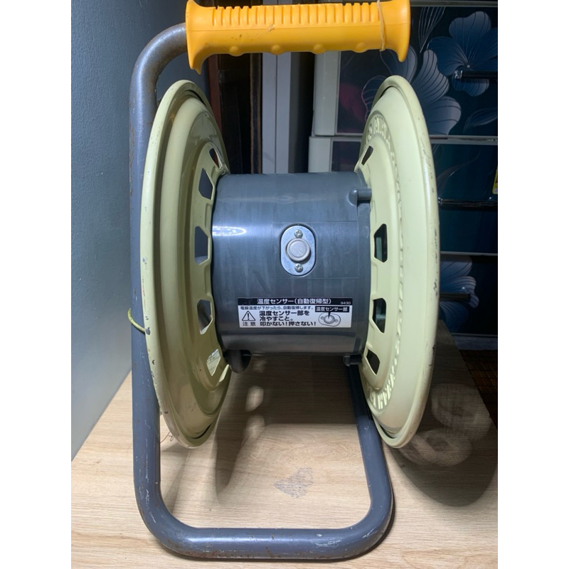 Vỏ rulo điện Hataya Nhật Bản có 3 ổ cắm dẹp và 1CB chống giật có cảm biến quá tải tay cầm và tay qua