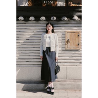 Áo khoác dạ tweed ghi nhũ bạc, dáng suông cổ tròn đính dây ren trắng & Áo cotton trắng dáng ôm tay dài & Chân váy bò