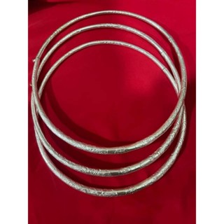 Vòng kiềng bạc đeo cổ có hoa văn dùng kết hợp áo dài để chụp ảnh, vòng kiềng dân tộc tày nùng dùng để biểu diễn văn nghệ