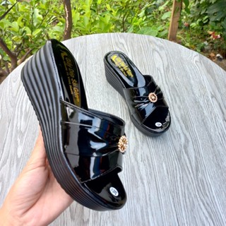 (Form nhỏ - đặt tăng size) Dép nữ trung niên đế xuồng đính đá cho mẹ - Dép cho mẹ cho bà cao 5cm - Bao êm, nhẹ, dễ đi