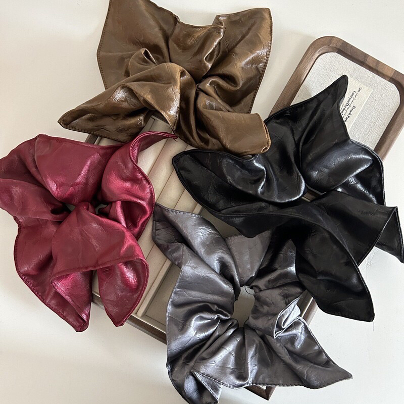 SCTT Scrunchies vuông da sang chảnh