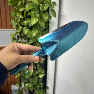Xẻng inox chuyên dùng để xới đất trồng cây tiện lợi.