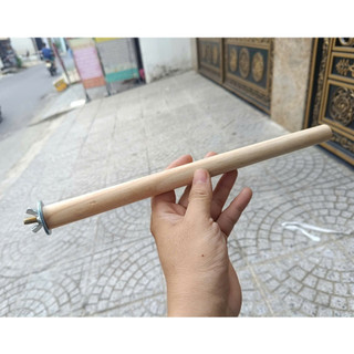  1 cây đứng gỗ  đường kính 2cm  có 1 pass dùng gắn vào lồng cho chim vẹt đứng 