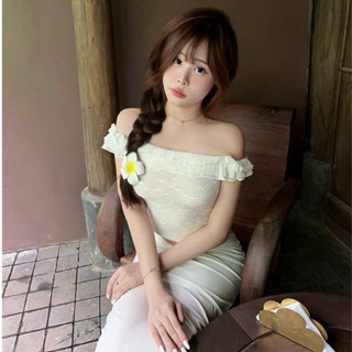 Áo thun ren trễ vai , cá tính dễ thương bồng bềnh Mimi Top | Esmeé