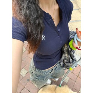 Áo thun nữ ngắn tay cổ trụ gài nút SAM CLO dáng ôm body co giãn chất thun gân borip cotton 4 chiều THÊU CHỮ NP