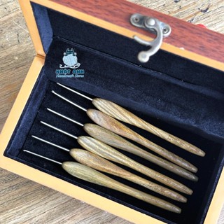 HÀNG SẴN KÈM HỘP Kim móc Thất Châm Phường gỗ đàn hương xanh thế hệ 6 CÁN MẪU MỚI