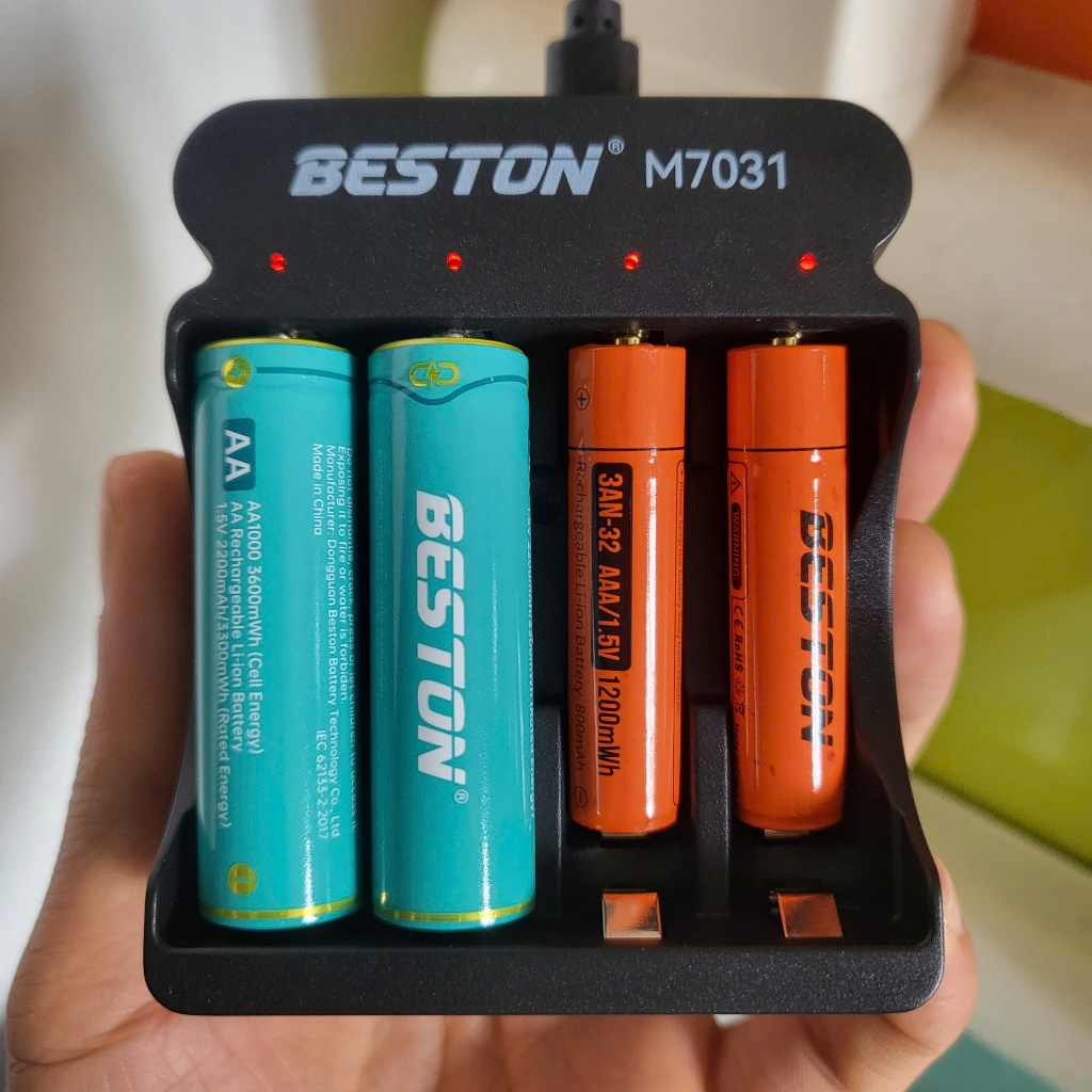 Pin sạc AA AAA 1.5V Beston Lithium-ion, bộ sạc M7031 mẫu mới 2023 Sạc nhanh Tự ngắt khi đầy