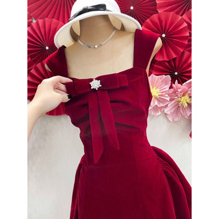 Đầm nhung xoè nơ ngực