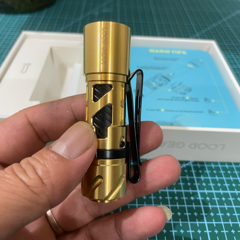 Loop SK03 Stainless Steel Gold Đèn pin LED Philip 6500k/519A 4000k Độ sáng 1000lm/560lm Xa 120m Pin 