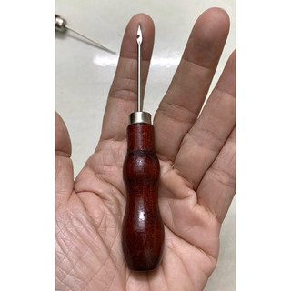 Cây dùi/ cây may giày cán gỗ.