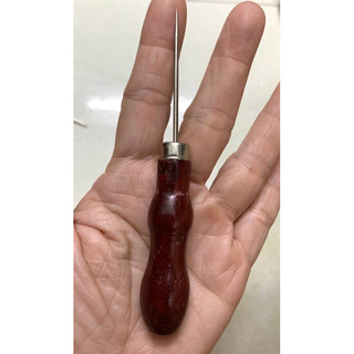 Cây dùi/ cây may giày cán gỗ.