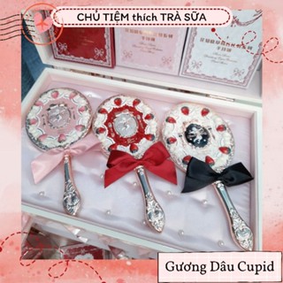 (SẴN - Hỏa Tốc HCM) Gương Cầm Tay Strawberry Cupid Flower Knows Thiên Thần Dâu Chính Hãng