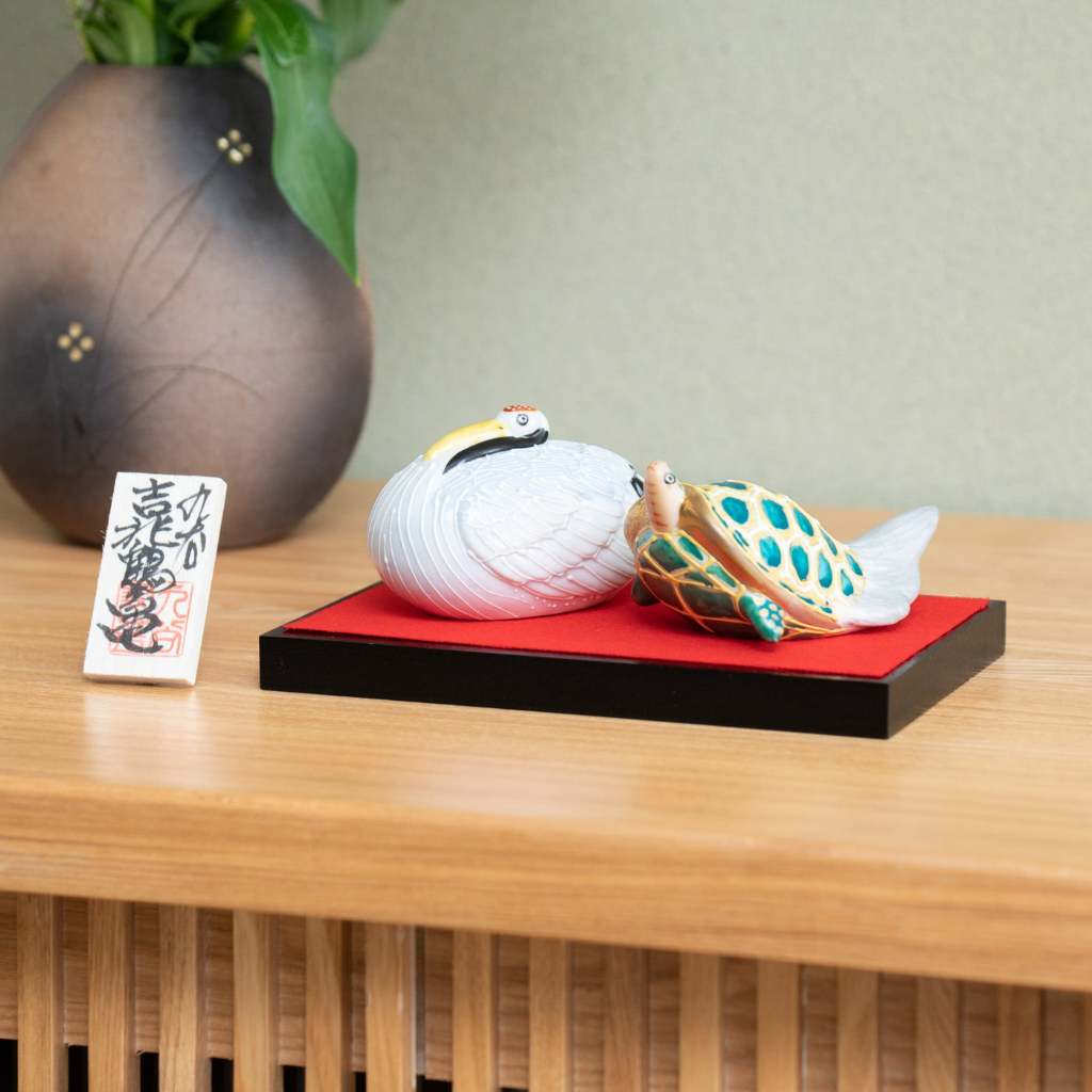 Đôi Rùa và Hạc Tsurukame Kutani ngồi kệ gỗ kèm thảm đỏ 5cm - K8-1651 - Kutani
