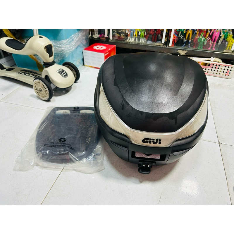 Thùng givi B27NT 27L ( Sản phẩm bao gồm bộ đế gắn thùng MP60N)