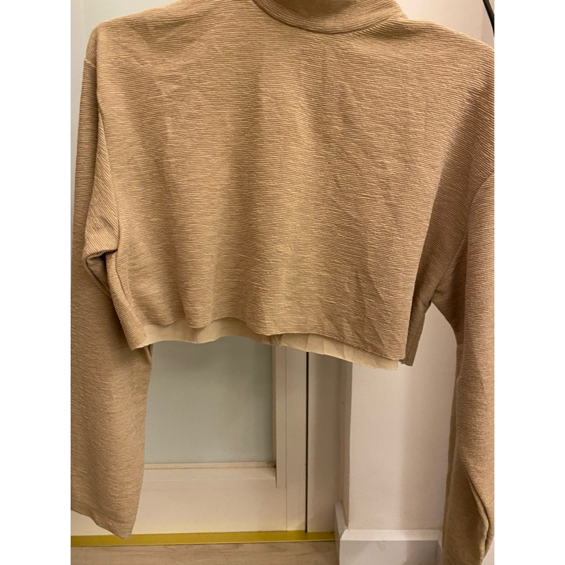 Áo croptop beige cổ lọ custom