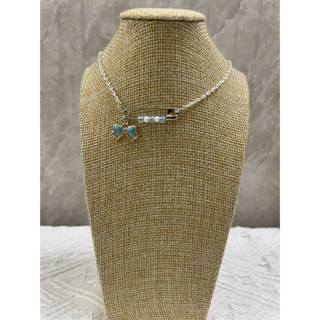Safety pin necklace and charm - Vòng cổ kim tây có charm treo có hạt màu (màu theo charm)