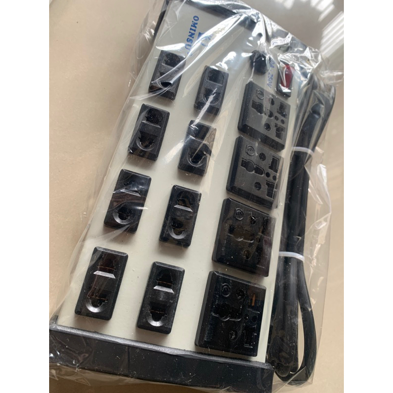 Ổ 8 cửa đa năng - 12 cửa (4 đa năng + 8 đơn) có Aptomat (có dây - 2000W)