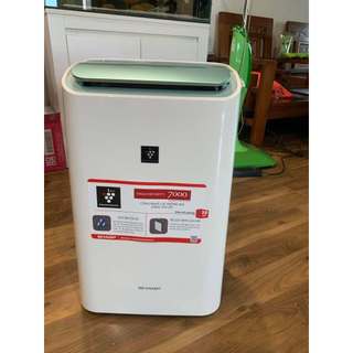 Máy lọc không khí ion hút ẩm Sharp DW-E16FA-W (38m²/16lít)