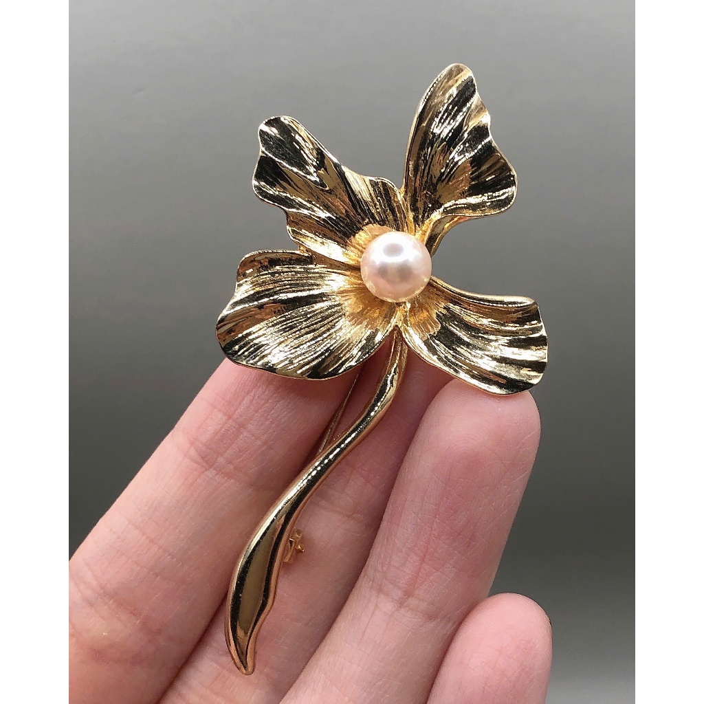 Cài áo bông hoa đính viên Akoya ánh hồng 7mm khắc hiệu si tuyển Nhật