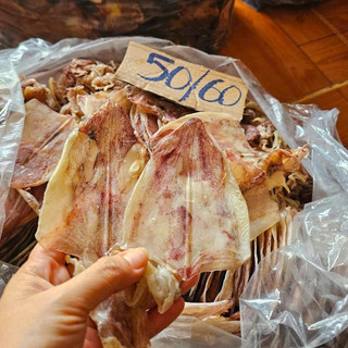 Nửa kg mực khô size trung vừa ăn, mực mới về liên tục, mực ăn ngon và ngọt.