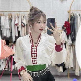 áo cóm cổ V phi bóng trắng nẹp đỏ tơ riềm tay tơ dài (khâu đá ở cổ) , áo cóm dân tộc thái