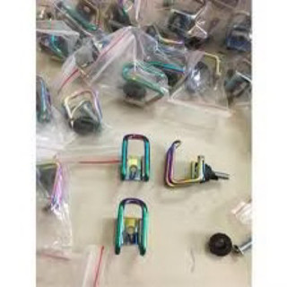 Móc titan gắn xe máy