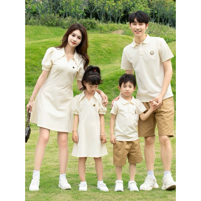 Set áo váy thun gia đình màu kem logo đơn giản xinh xắn.Family Store