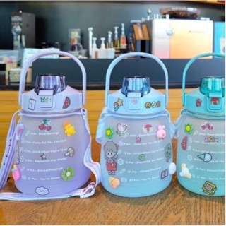 Bình nước 2 lít kèm stikker nổi có vạch chia nhắc nhở giờ uống nước nhựa trong cao cấp có ống hút