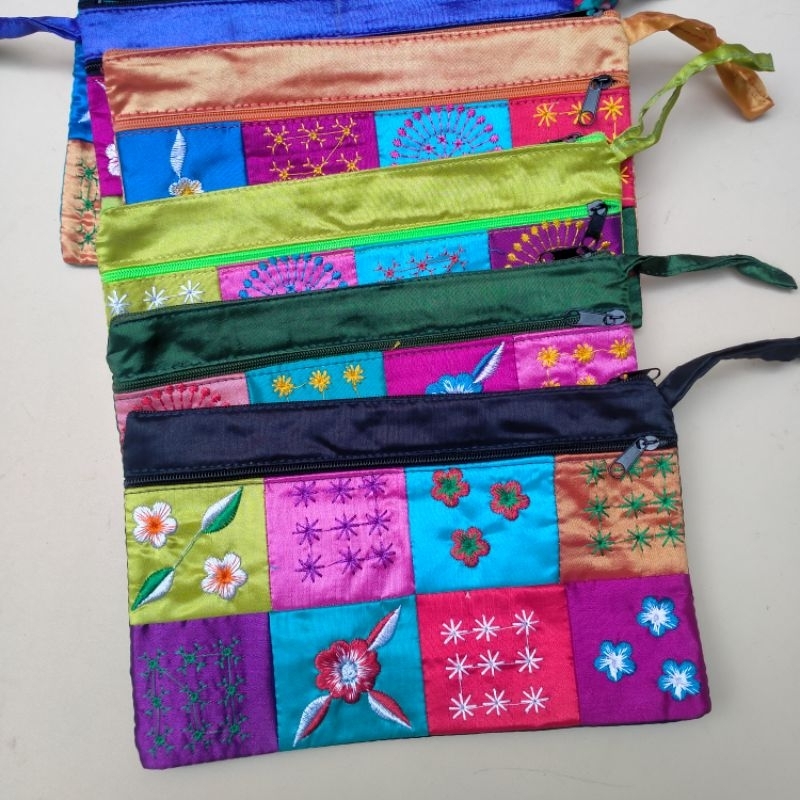 VÍ LỤA ĐỰNG TIỀN CẦM TAY thêu hoa ô cách lạ mắt - hàng thủ công