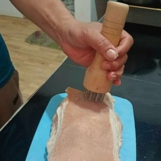 Dụng cụ xăm bì, đâm thịt [ướp thịt cho thấm]