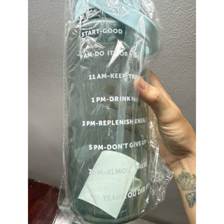 Bình nước 2 lít trong suốt tặng Sticker dễ thương, 2000ml với vạch chia nhắc nhở giờ uống nước