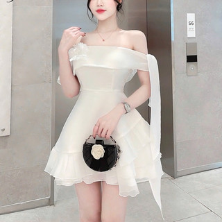 Váy tapta trễ vai lệch kết đá hoa