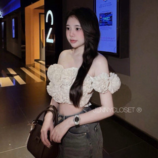 JENNYCLOSET ®”Ariel Top”•Áo trễ vai tơ đính hoa crotop bo chun lưng cao cấp, Áo hở vai hoa tiểu thư sang chảnh