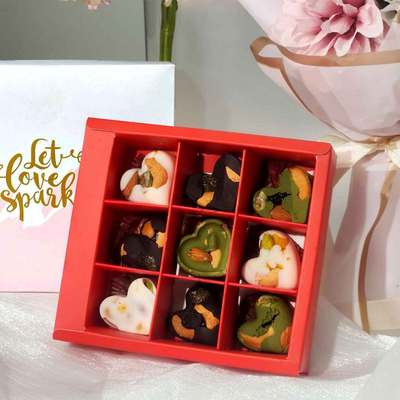 Quà Valentine trắng 14/3 cho vợ, người yêu: Socola Mix hạt + Túi hoa lụa của Saffron Việt Nam