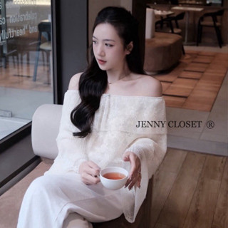 JENNYCLOSET ®”Rosa Top” Áo trễ vai voan tơ ren hoa cao cấp, Áo kiểu nữ hở vai tầng tiểu thư sang chảnh-A21