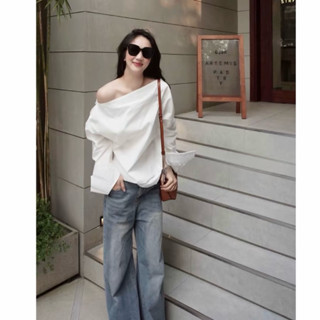 Áo Sơ Mi Lệch Vai dáng rộng màu đen, trắng - Thiết kế oversize hiện đại, form rộng thoải mái