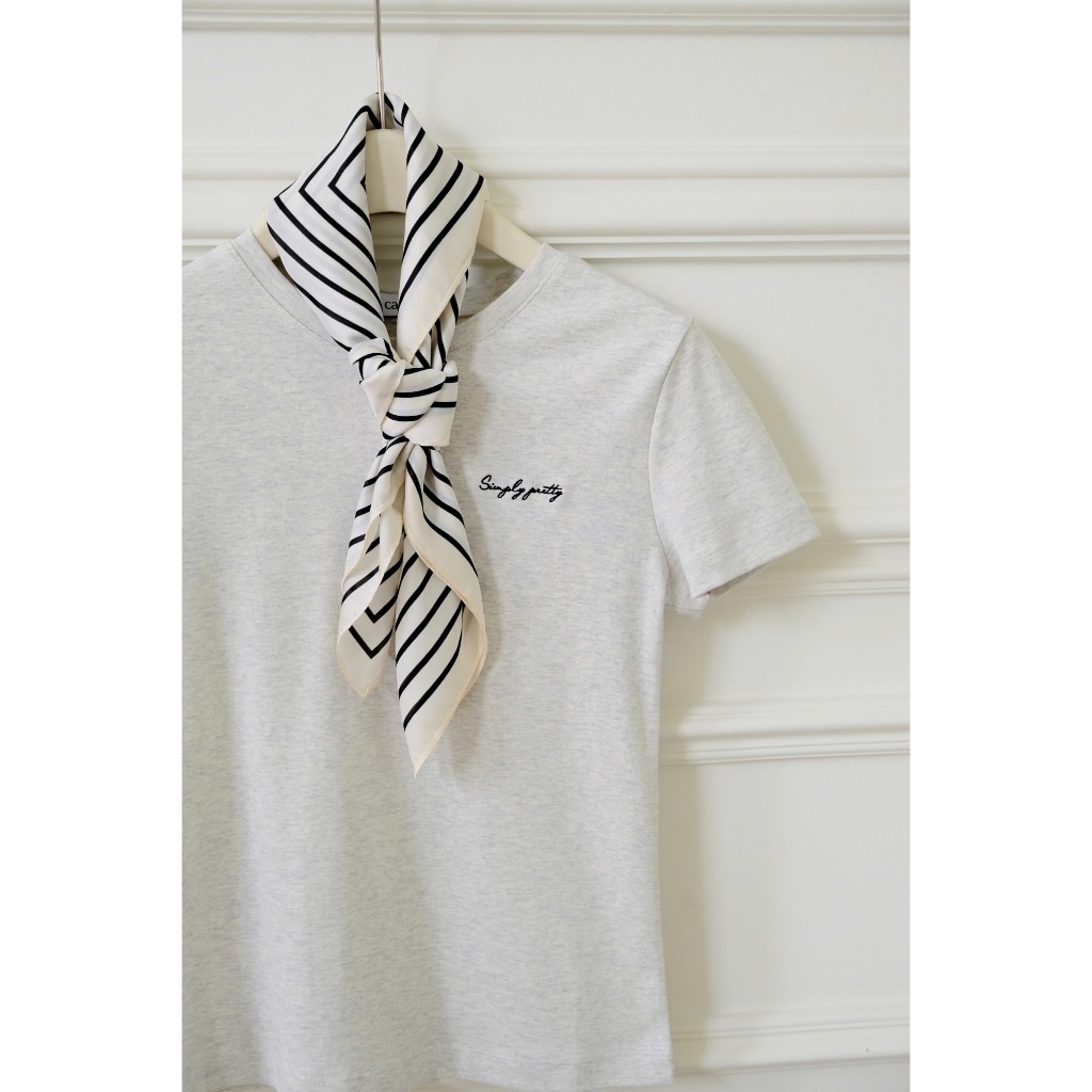 (Blue to Bloom) Áo cotton cổ tròn kèm khăn thêu logo, Chân váy chất kaki dáng xòe kèm belt Calie Af169, Cx065 | BigBuy360 - bigbuy360.vn