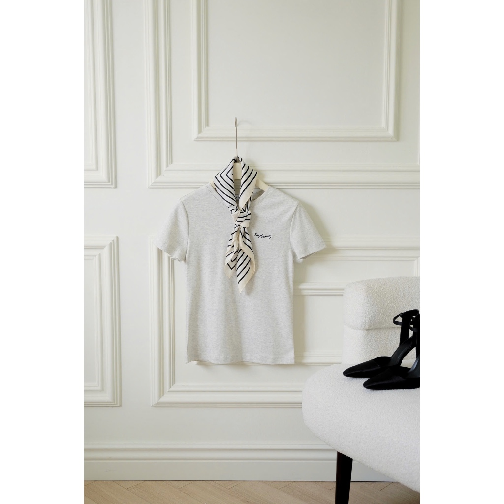 (Blue to Bloom) Áo cotton cổ tròn kèm khăn thêu logo, Chân váy chất kaki dáng xòe kèm belt Calie Af169, Cx065 | BigBuy360 - bigbuy360.vn