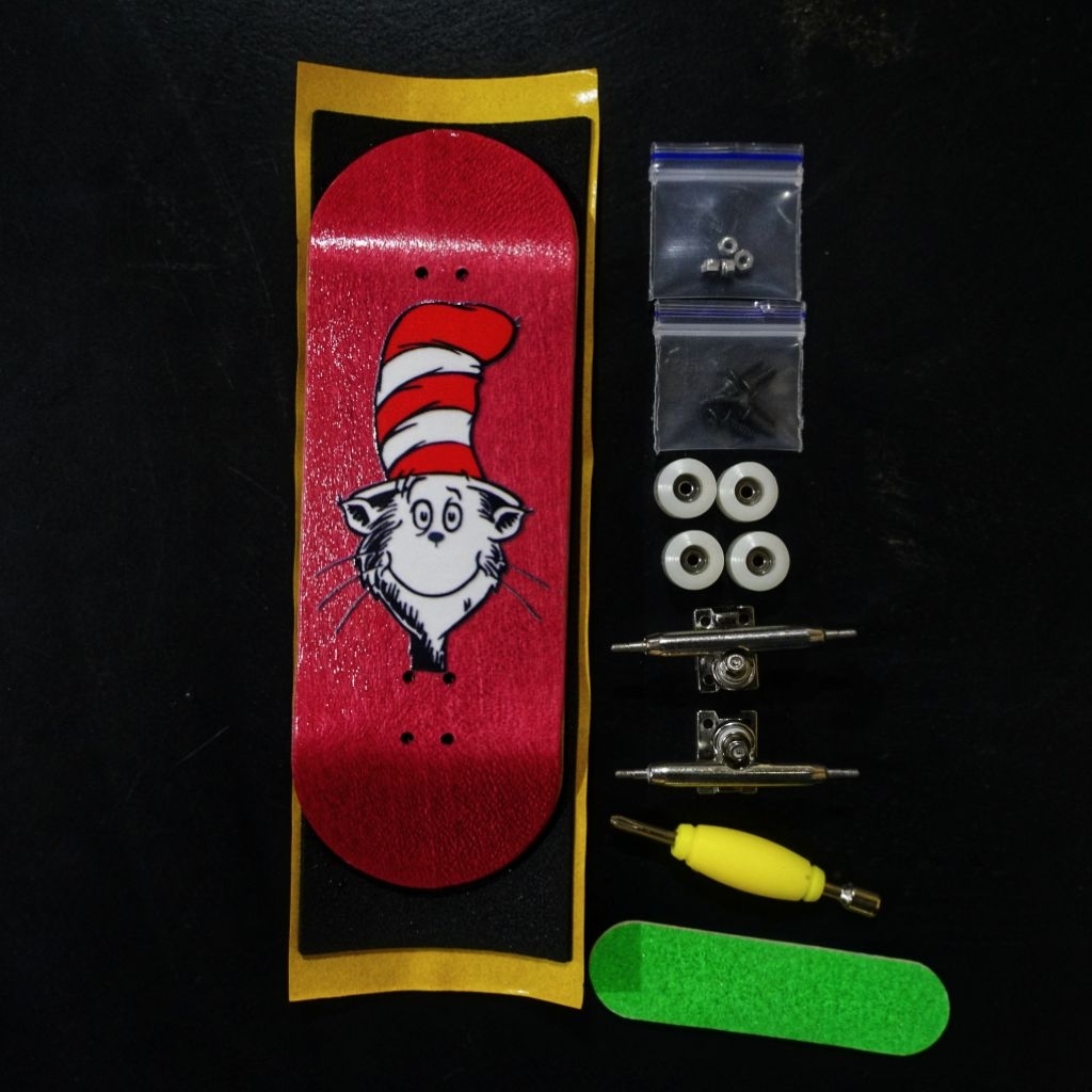 5 ply Canadian Maple Fingerboard skateboard "The Cat in the Hat" 32mm & 34mm. Van truot ngon tay. CO