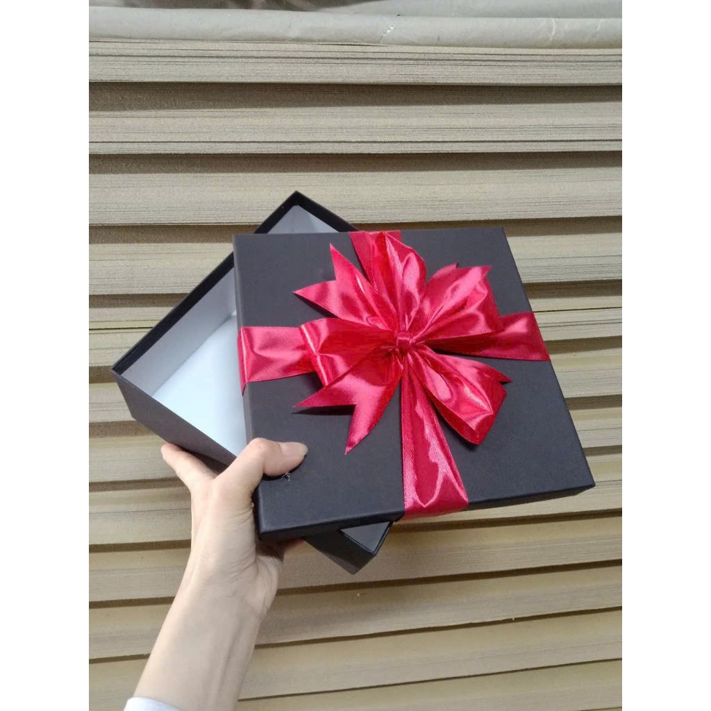 HỘP QUÀ ĐEN 20X20X8 CM CÓ KÈM NƠ