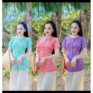 Bộ bà ba, áo gấm cổ tròn, tay ngắn, có túi 2 bên, gài nút phía trước, quần lụa satin