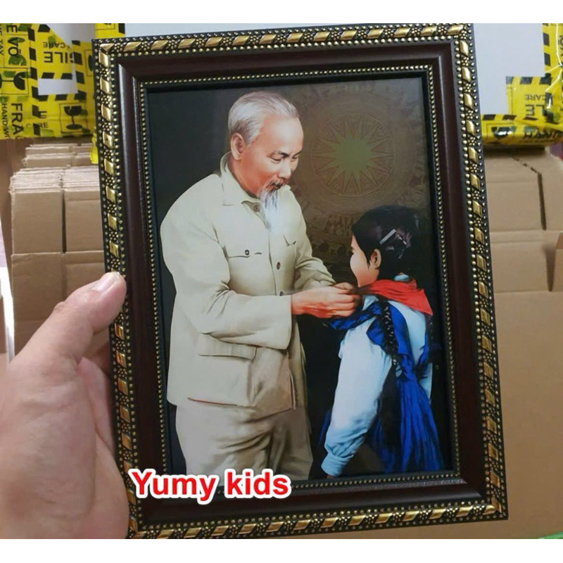 Khung ảnh Bác Hồ thiếu nhi, khung tranh Bác hồ quàng khăn đỏ thiếu nhi khung vàng khung cổ treo lớp