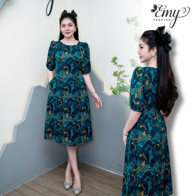 Đầm Trung Niên Cao Cấp EMY EM9624 - Đầm Thiết Kế Vải Mango Họa Tiết Xanh Cổ Vịt Thanh Lịch Sang Trọng