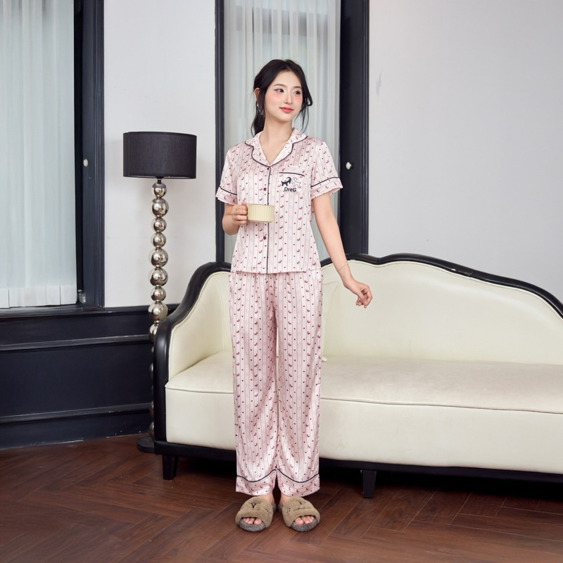 Bộ Pijama Lụa Dài Tay Ngắn  – Kẻ Hồng DreG Dễ Thương | Mã SP:  8991 DG 0010