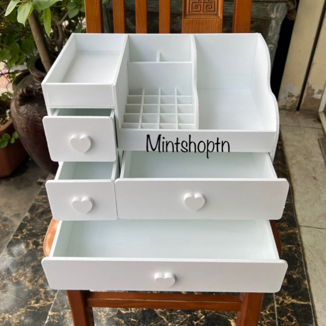 kệ đựng mỹ phẩm MAX PLUS trắng full khay son núm tim , mẫu to phù hợp cho bạn nhiều mỹ phẩm.