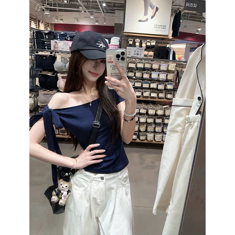 Áo Lệch Vai Minimal – Hot Trend 2025 | BigBuy360 - bigbuy360.vn