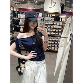 Áo Lệch Vai Minimal – Hot Trend 2025