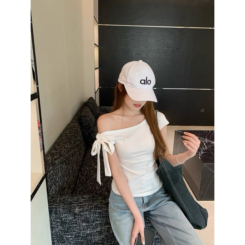 Áo Lệch Vai Minimal – Hot Trend 2025 | BigBuy360 - bigbuy360.vn